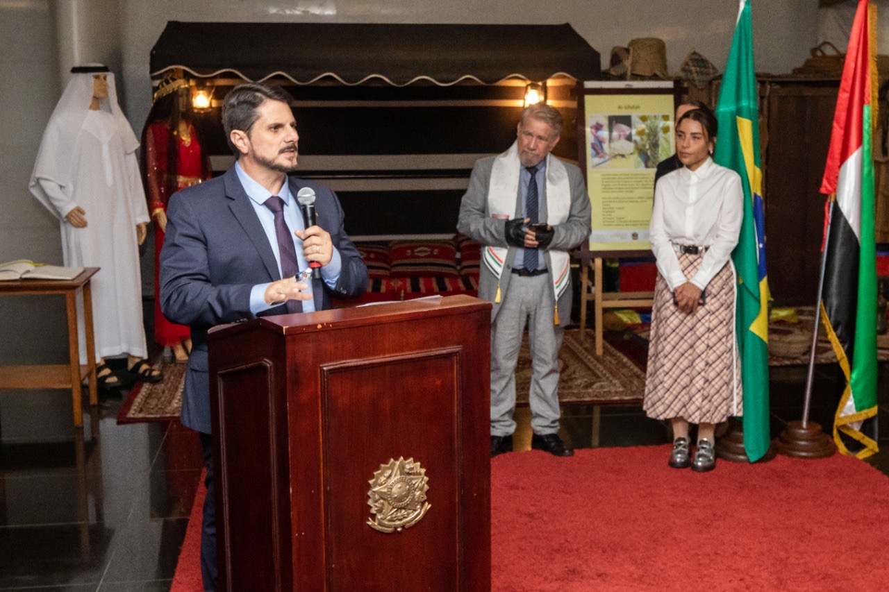 The exhibition took place in the presence of members of the Brazilian Congress and Senator Marcos Duval, Head of the Emirati-Brazilian Parliamentary Friendship Committee. At the event, pictures, collectibles, and Emirati handicrafts were displayed.
