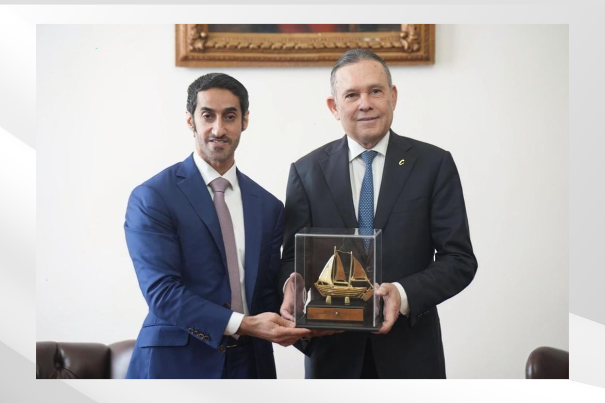 عقد سعادة محمد عبدالله بن خاطر الشامسي، سفير دولة الإمارات لدى جمهورية كولومبيا، اجتماعاً مع معالي إفراين سيبيدا سارابيا، رئيس الكونغرس الكولومبي، ناقش الجانبان خلاله عدداً من الملفات ذات الاهتمام المشترك في إطار العلاقات المتينة بين البلدين الصديقين.
وبحث الطرفان سبل تعزيز التعاون الإماراتي – الكولومبي في المجالات المختلفة، وبما يشمل الجوانب السياسية والاقتصادية والتنموية.
