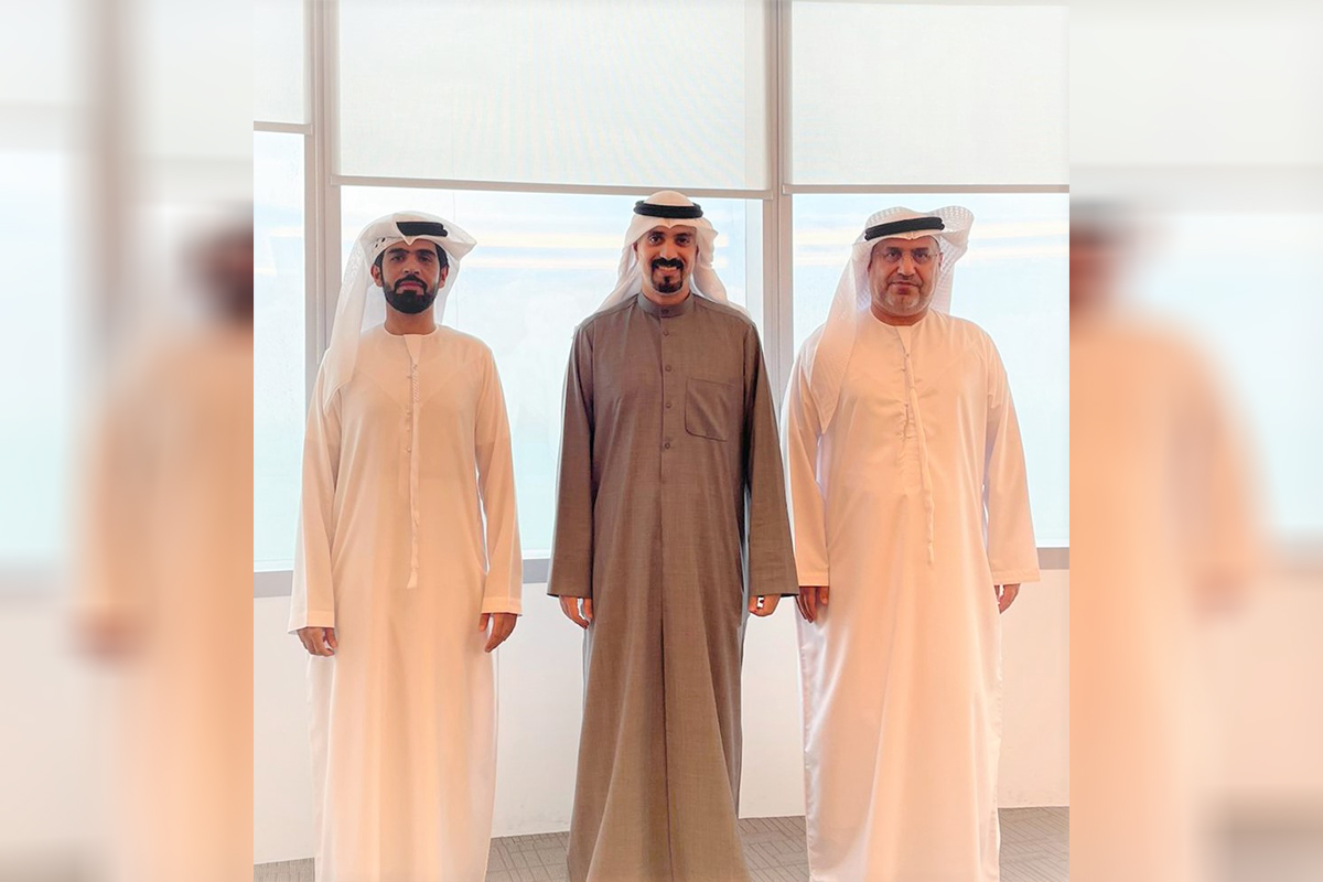 استقبل معالي الشيخ الدكتور مشعل جابر الأحمد الصباح مدير عام هيئة تشجيع الاستثمار المباشر  سعادة الدكتور مطر حامد النيادي سفير الدولة لدى دولة الكويت الشقيقة، وتم خلال اللقاء استعراض فرص التعاون والتنسيق وتعزيز الاستثمارات بين البلدين الشقيقين  حضر المقابلة السيد حمدان الصيعري من شركة أغذية الاماراتية