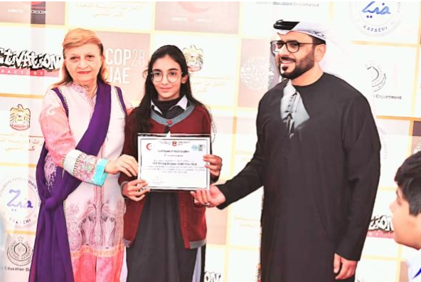 أطلقت القنصلية العامة للدولة لدى كراتشي بالتنسيق مع وزارة التعليم في حكومة اقليم السند، وجامعة ضياء الدين مبادرتها المتعلقة بإقامة مسابقة لطلاب المدارس الحكومية والخاصة في إقليم السند، في مجال الرسم الذي يعبر عن التغير المناخي ورؤية باكستان 2050 والتصدي لهذه التحدي التي يواجهه كوكب الأرض وتم تكريم الطلاب الفائزين الذين تم إختيارهم والاحتفاء بهم بحضور سعادة رانا حسين وزيرة التعليم في حكومة اقليم السند، سعادة عمر سمرو وزير الشؤون القانونية وحقوق الإنسان الإقليمي، ومسؤولي جامعة ضياء الدين ووسائل الإعلام لإعطاء بعداً إيجابياً مهماً في دعم المواهب الطلابية والاهتمام بهم وإتاحة الإمكانيات والفرص المختلفة لنمو مواهبهم مما ينعكس على انطلاقتهم ويعزز من قدراتهم في المستقبل.