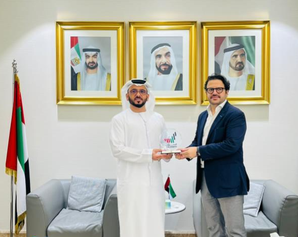 إلتقى سعادة د. بخيت عتيق الرميثي القنصل العام لدى كراتشي مع سعادة محمد عرفان سومرو المدير العام لمكتب الاتصال للشؤون الخارجية - كراتشي، وجرى خلال اللقاء بحث العلاقات الثنائية وسبل تعزيزها وتطويرها خاصة في مجال الإقتصاد والاستثمار بما يحقق مصالح البلدين.