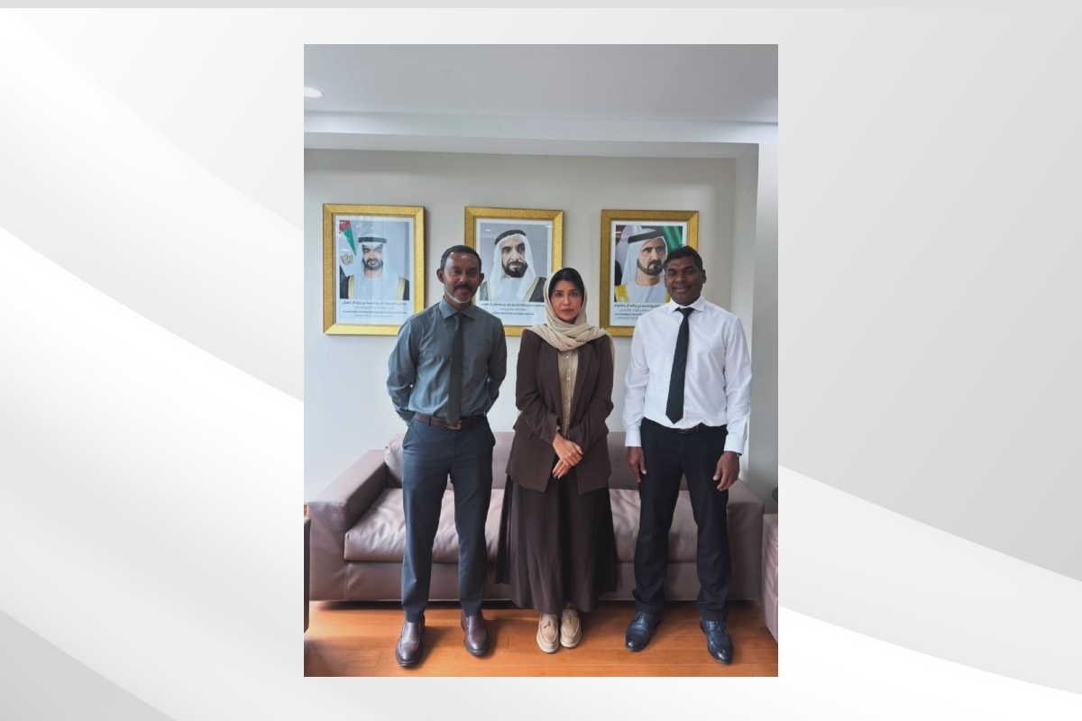 التقت هبة الجنيبي، القائم بالأعمال في سفارة دولة الإمارات العربية المتحدة لدى المالديف، بسعادة شيماء إبراهيم، الرئيس التنفيذي والعضو المنتدب لمؤسسة التجارة الحكومية (STO)؛ لبحث سبل تعزيز التعاون الاقتصادي واستكشاف فرص الشراكة والاستثمار في القطاعات الاستراتيجية، بما يدعم التنمية المستدامة والمصالح المشتركة للبلدين الصديقين.