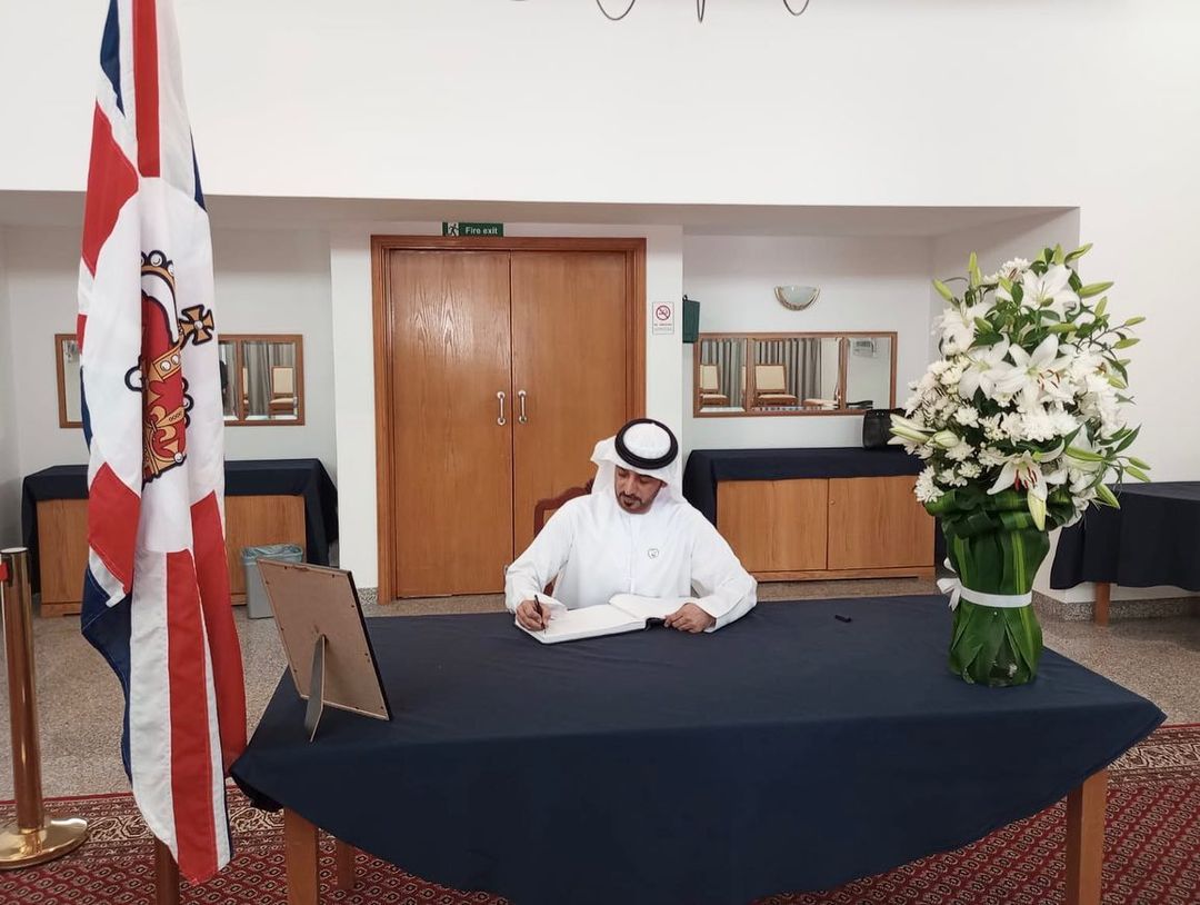 قدم القنصل العام للدولة لدى جدة واجب العزاء في وفاة الملكة إليزابيث الثانية في القنصلية العامة البريطانية يجدة 