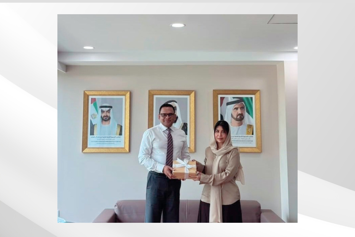التقت هبة الجنيبي، القائم بالأعمال بالإنابة لدى سفارة الدولة في المالديف، بسعادة العقيد (متقاعد) محمد ناظم، عضو مجلس الشعب ورئيس مجلس إدارة شركة (RCC)؛ إحدى أقدم وأكبر شركات الإنشاءات والتطوير العمراني في المالديف. بحث اللقاء سبل تعزيز التعاون واستكشاف آفاق الشراكة والاستثمار في البناء والبنية التحتية والتنمية المستدامة، وتبادل الخبرات الهندسية ومواد البناء، بما يخدم المصالح المشتركة للبلدين.