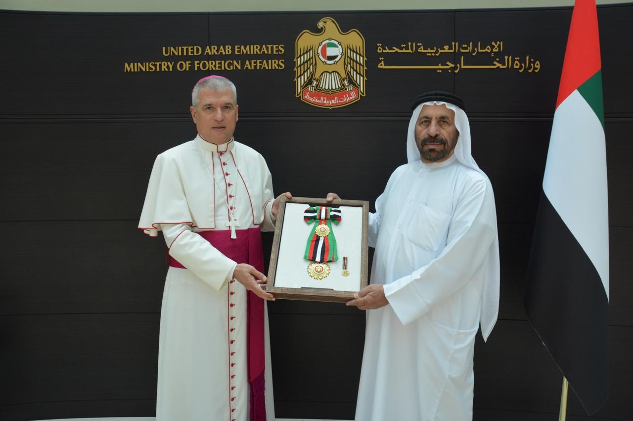 رئيس الدولة يمنح سفير الكرسي الرسولي لدى الدولة وسام زايد الثاني من الطبقة الأولى