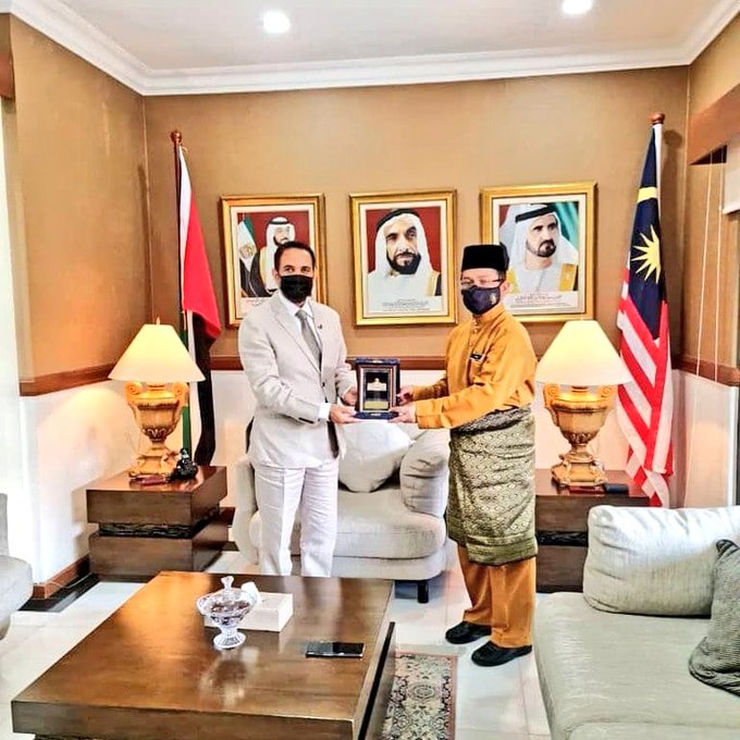 التقى سفير الدولة لدى ماليزيا سعادة خالد غانم الغيث برئيس المحاكم الشرعية الماليزية سعادة داتؤ/ د. محمد نعيم بن مختار بمقر السفارة