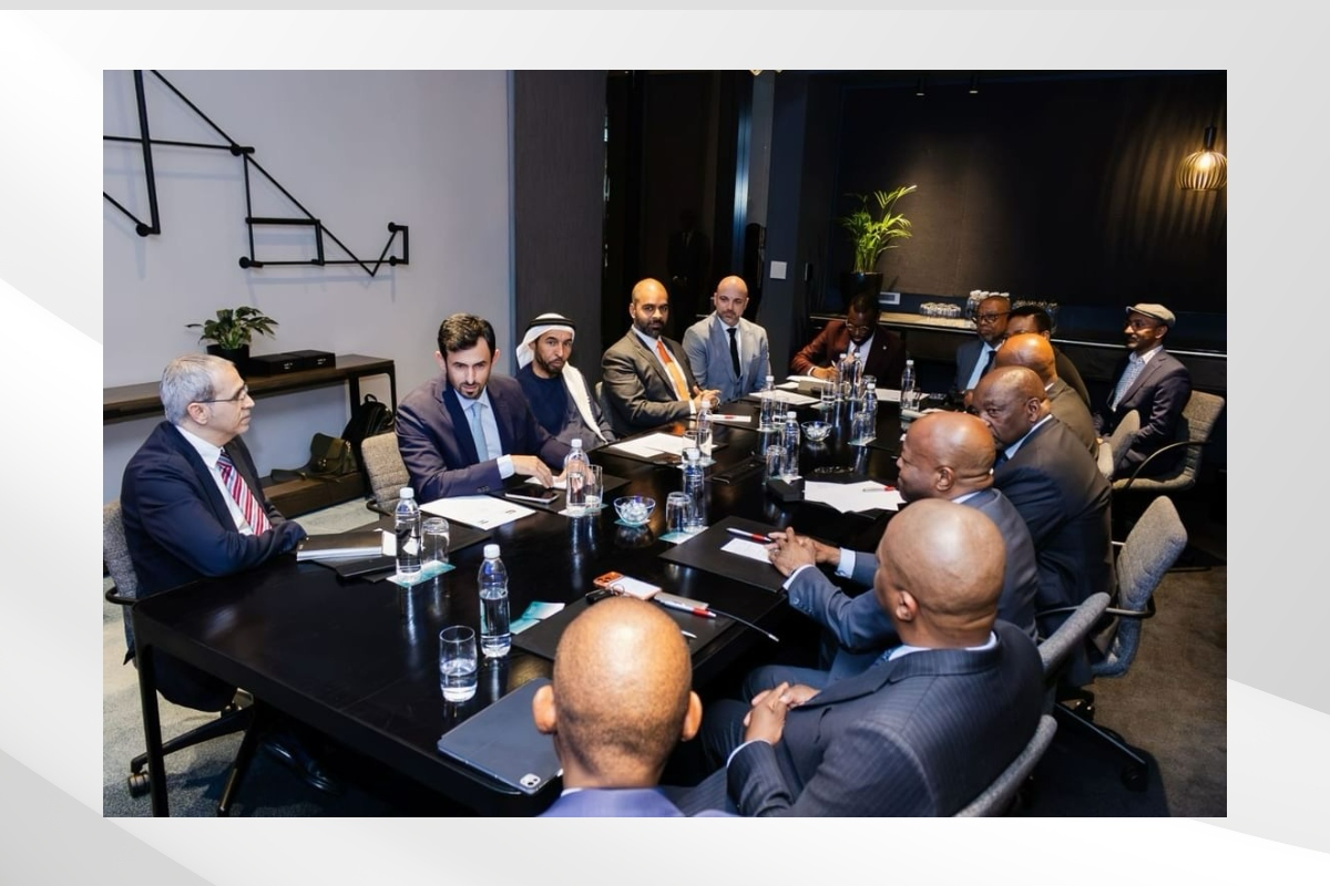 التقى مسؤولو غرف دبي مع معالي صامويل نتسوكواني ماتيكاني، رئيس وزراء مملكة ليسوتو، على هامش البعثة التجارية لغرف دبي إلى جمهورية جنوب أفريقيا، وذلك بحضور سعادة محش سعيد الهاملي، سفير دولة الإمارات لدى جنوب أفريقيا والسفير غير المقيم لدى مملكة ليسوتو.