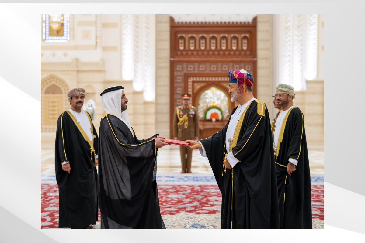 سلّم سعادة السفير الشيخ محمد بن مكتوم بن راشد آل مكتوم أوراق اعتماده سفيراً فوق العادة مفوّضاً معتمداً لدى سلطنة عُمان لصاحب الجلالةِ السُّلطان هيثم بن طارق سلطان عُمان 