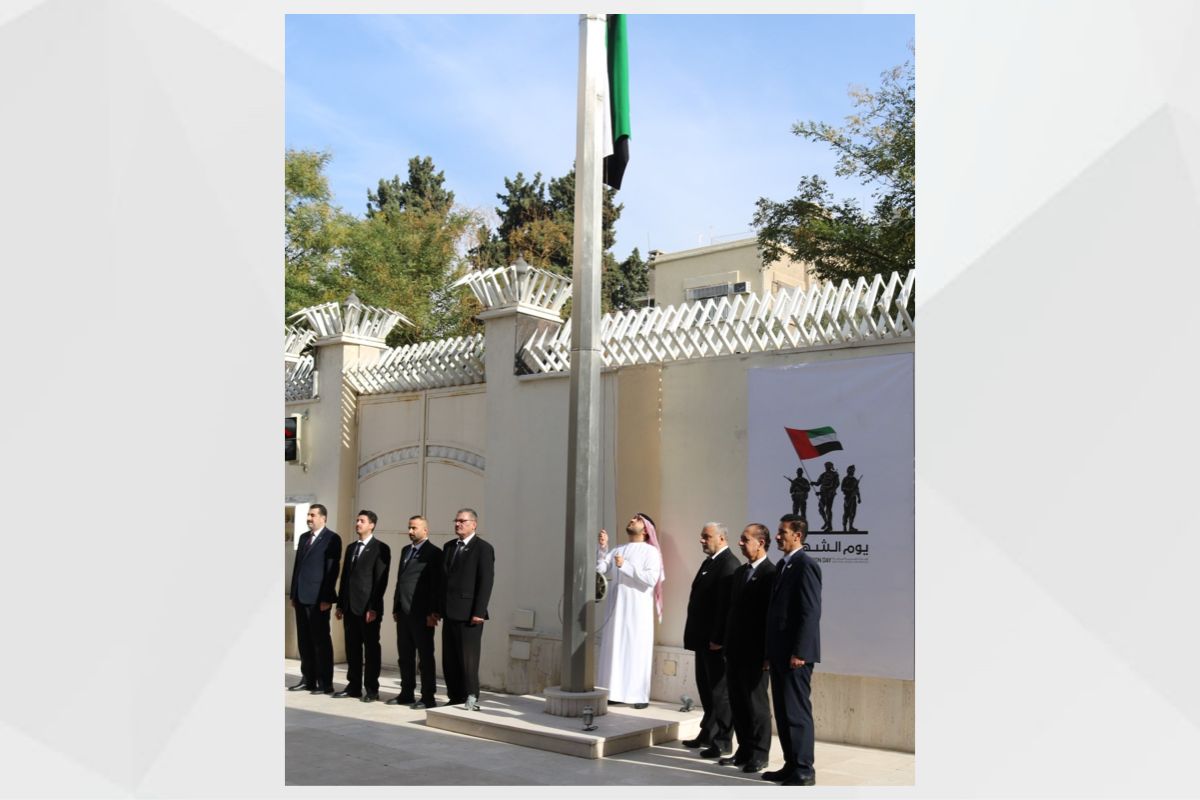 احتفت سفارة دولة الامارات العربية المتحدة بدمشق، الخميس 30 نوفمبر 2023 بيوم الشهيد، تخليداً لتضحيات الشهداء الأبرار دفاعاً عن للوطن. وبدأت مراسم الاحتفال بيوم الشهيد بالوقوف دقيقة الدعاء الصامت إكراماً لأرواح الشهداء وخشوعا أمام تضحياتهم، ثم رفع القائم بالأعمال بالإنابة في السفارة سلطان الشحي علم الدولة على إيقاع السلام الوطني، بحضور عدد من موظفي السفارة.