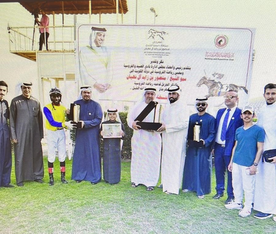 حضر سعادة د. مطر حامد النيادي سفير الدولة لدى دولة الكويت الشقيقة مهرجان سباقات سمو الشيخ منصور بن زايد آل نهيان المقام في نادي الصيد والفروسية بدولة الكويت وقام سعادته مع سعادة الشيخ صباح فهد الصباح رئيس الهيئة العليا لسباق الخيل بتتويج الفائزين بكأس وجائزة سمو الشيخ منصور بن زايد آل نهيان