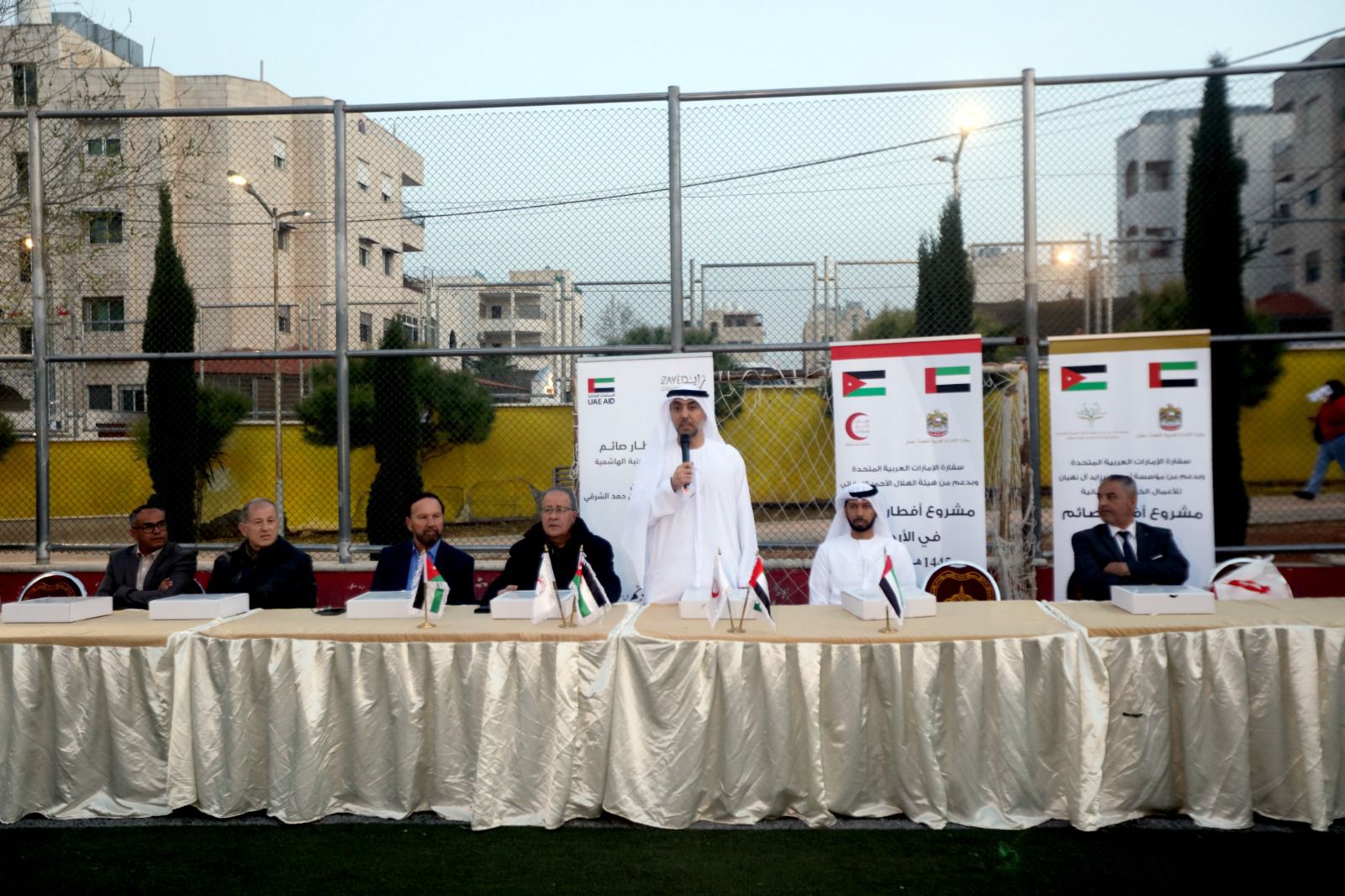 التقى سمو الشيخ منصور بن زايد آل نهيان نائب رئيس مجلس الوزراء وزير ديوان الرئاسة مع فخامة سردار بردي محمدوف رئيس تركمانستان وذلك خلال زيارة فخامته الى دولة الامارات، وبحث الجانبان سبل تطوير العلاقات بين البلدين في جميع المجالات وخاصة في قطاع النفط والغاز.