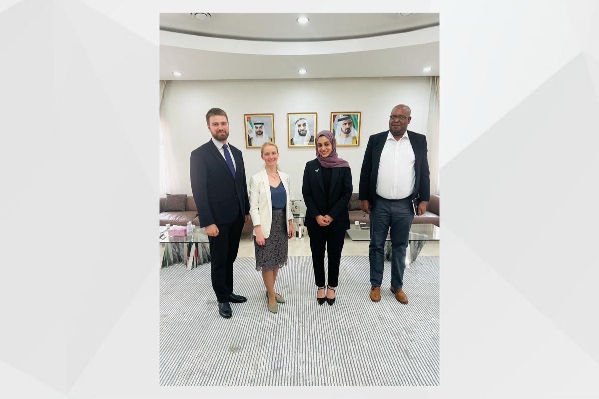 التقت الآنسة/ شيخة عبدالله السويدي،رئيس قسم الشؤون السياسية والاعلامية والدبلوماسية العامة مع نظيرها السيد/ فلاديمير بولوكتوف السكرتير الأول في السفارة الروسية، قسم الشؤون السياسية في بريتوريا والمسؤول عن التعاون بين مجموعة العشرين وبريكس بمقر السفارة في العاصمة بريتوريا
