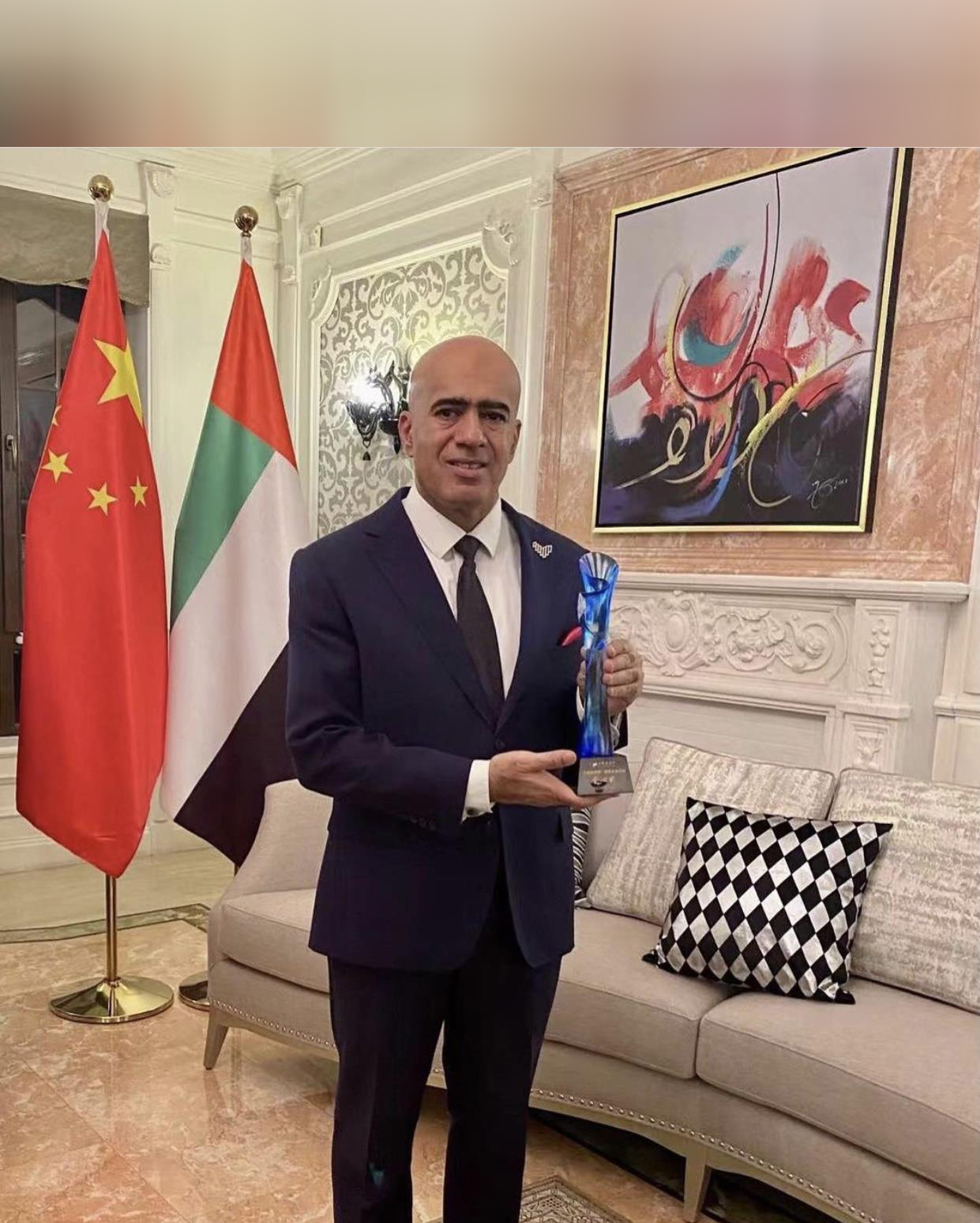 انبثاقاً من منطلق تقديم المساعدات الخيرية والإنسانية والتي تعد منهجاً مهماًوأساسياً في دولة الإمارات، أُختيرت سفارة الدولة لدى جمهورية الصين الشعبية بحصولها على جائزة تقديراً لجهودها ودعمها في القضاء على الفقر 