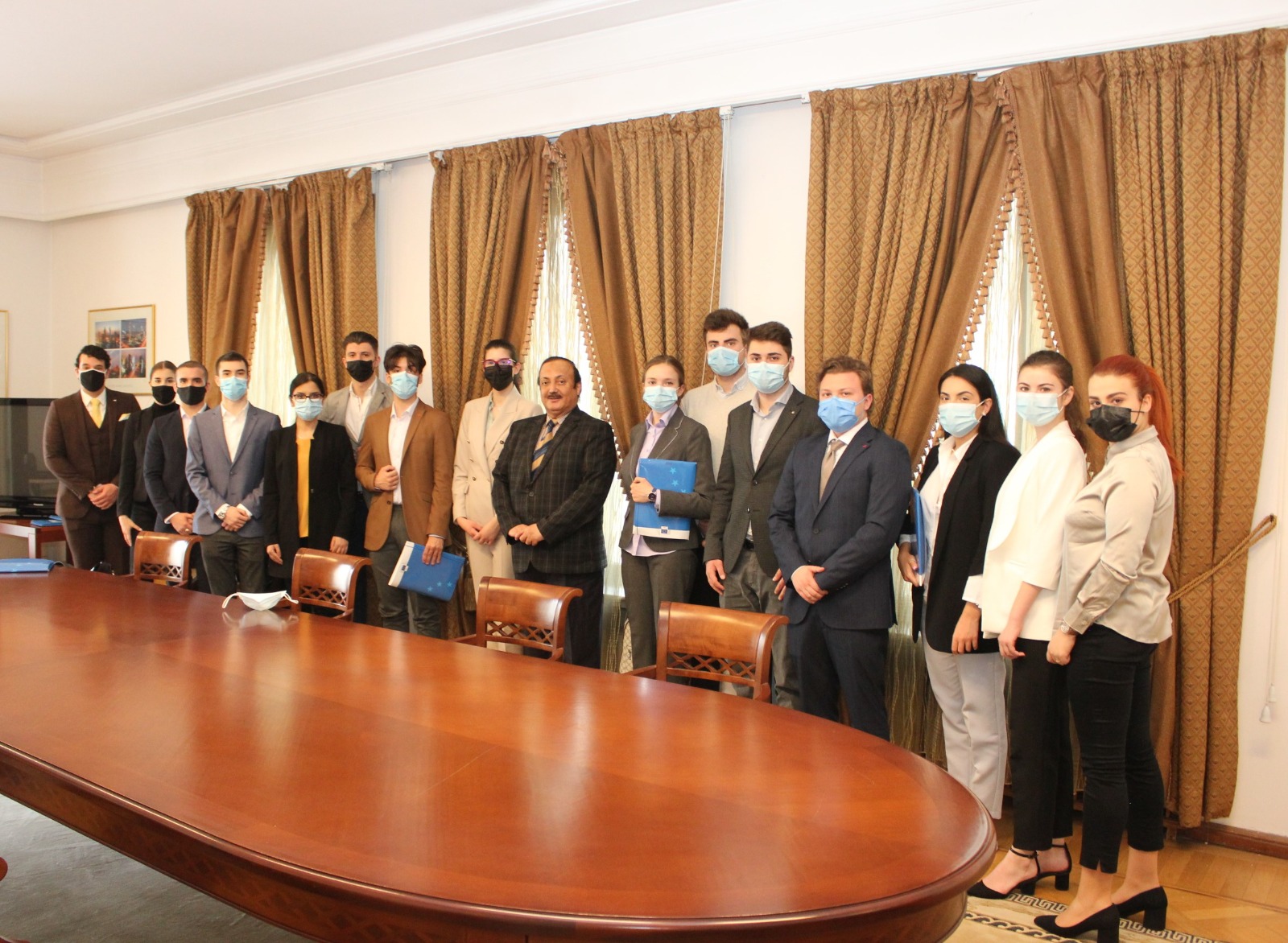 E.S. Dr. Ahmed Abdullah Bin Saeed Al Matrooshi, Ambasadorul Emiratelor Arabe Unite la București a organizat o masă rotundă, cu participarea unui grup de studenți din cadrul organizației „V.I.P.