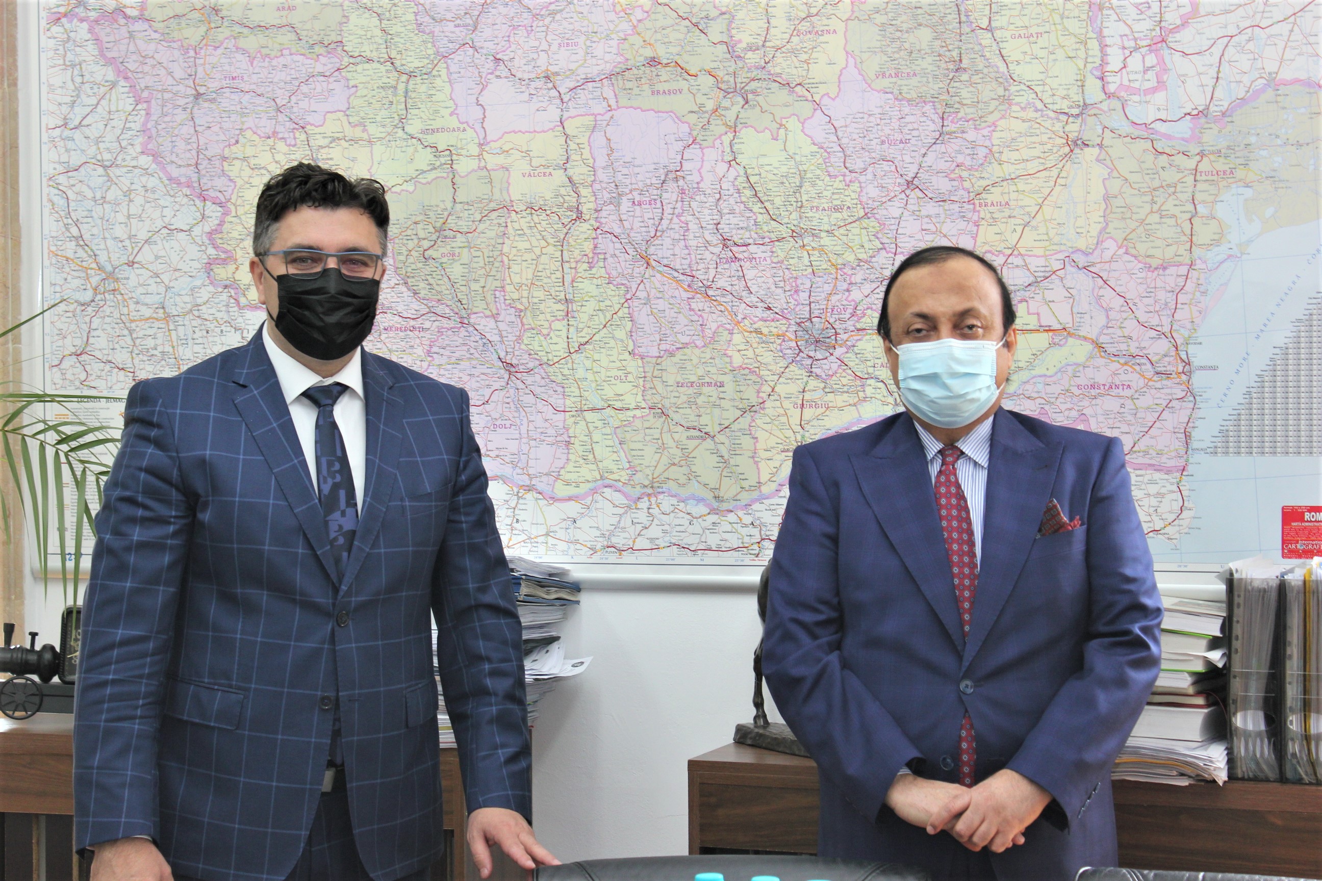 E.S. Dr. Ahmed Abdullah bin Saeed Al Matrooshi,  Ambasadorul Emiratelor Arabe Unite (EAU) în România a avut o întrevedere cu E.S. Dr. Robert Chioveanu, Președintele ANSVSA.