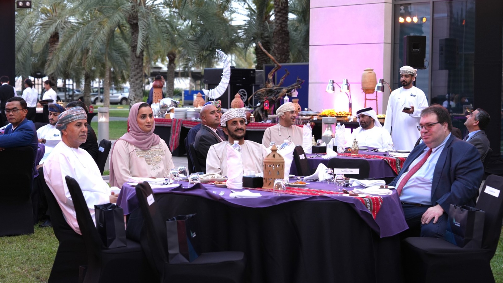 ‎حضر معالي محمد بن نخيرة الظاهري سفير دولة الإمارات لدى سلطنة عُمان الشقيقة، مأدبة إفطار بدعوة من وزارة الخارجية العمانية، بحضور سعادة الشيخ خليفة الحارثي وكيل وزارة الخارجية للشؤون السياسية وسعادة ابتسام الفروجية وكيلة وزارة التجارة والصناعة وترويج الاستثمار

