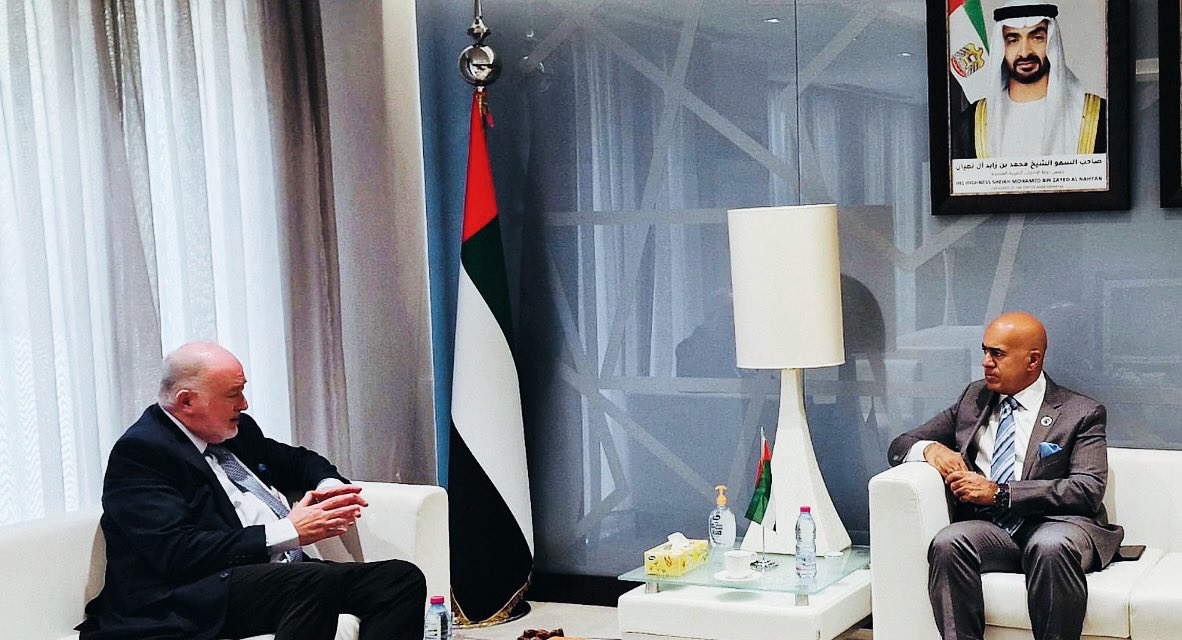 استقبل سعادة الدكتور علي عبيد الظاهري، سفير دولة الإمارات لدى اليونان، السيد هاريس لامبروبولوس، رئيس بنك التنمية اليوناني للاستثمارات، وجرى خلال اللقاء بحث سبل التعاون في مختلف المجالات التي يدعمها البنك.

