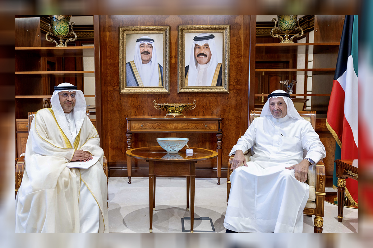 تسلم معالي الشيخ سالم عبدالله الجابر الصباح، وزير الخارجية بدولة الكويت الشقيقة، رسالة خطية من أخيه سمو الشيخ عبدالله بن زايد آل نهيان، وزير الخارجية بدولة الإمارات العربية المتحدة الشقيقة، تتصل بالعلاقات الأخوية الوثيقة بين البلدين الشقيقين .