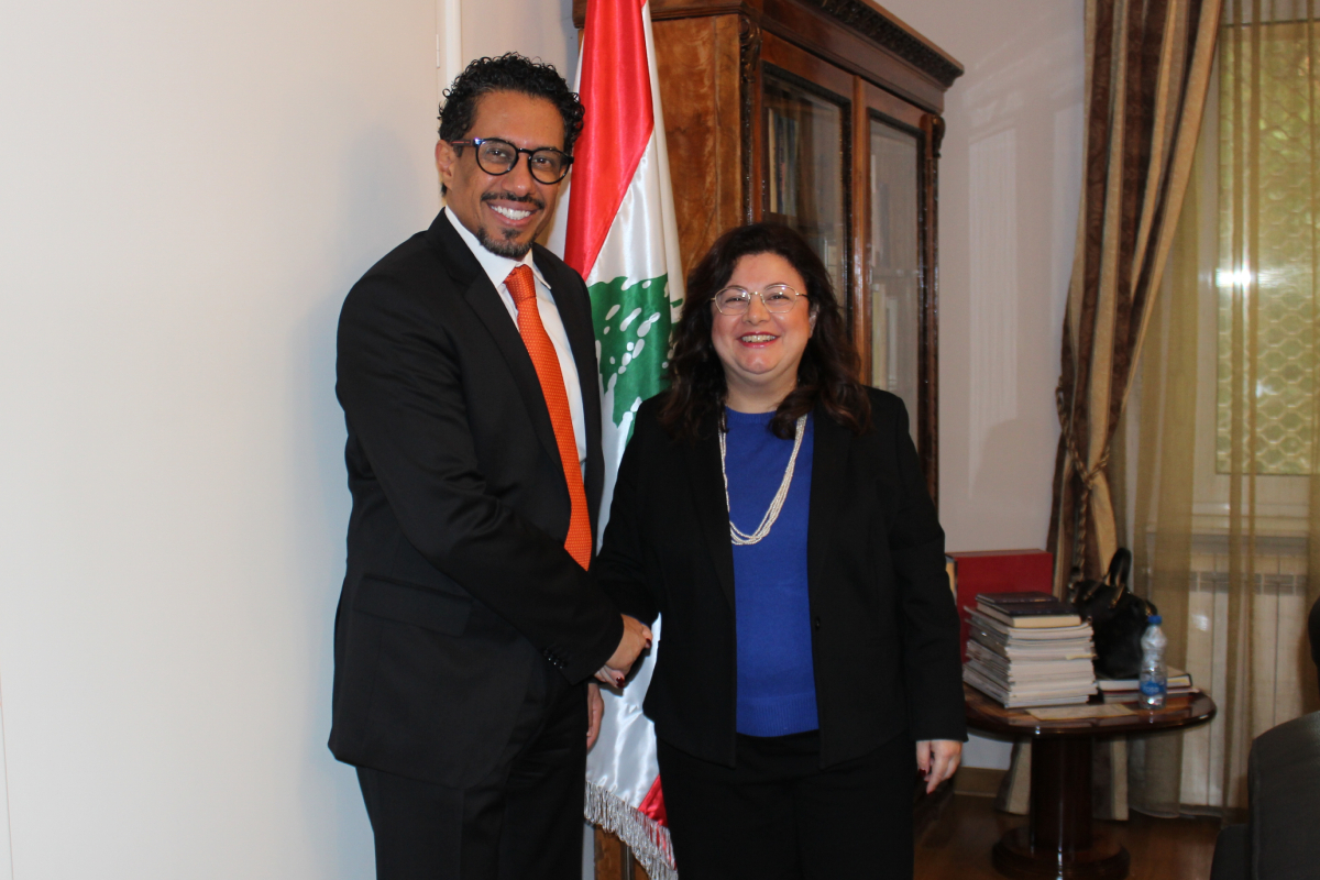 H.E. Nada Al Akl, Ambassador of the Republic of Lebanon to the Republic of Serbia, received His Excellency Ahmed Hatem Al-Menhali, Ambassador of the United Arab Emirates in Belgrade, at the Lebanese Embassy. The two ambassadors exchanged views on enhancing bilateral cooperation and exploring new opportunities for cooperation in Serbia, with a focus on cultural fields. The two parties stressed the depth of the relations between the two countries and their intention to cooperate in various fields.