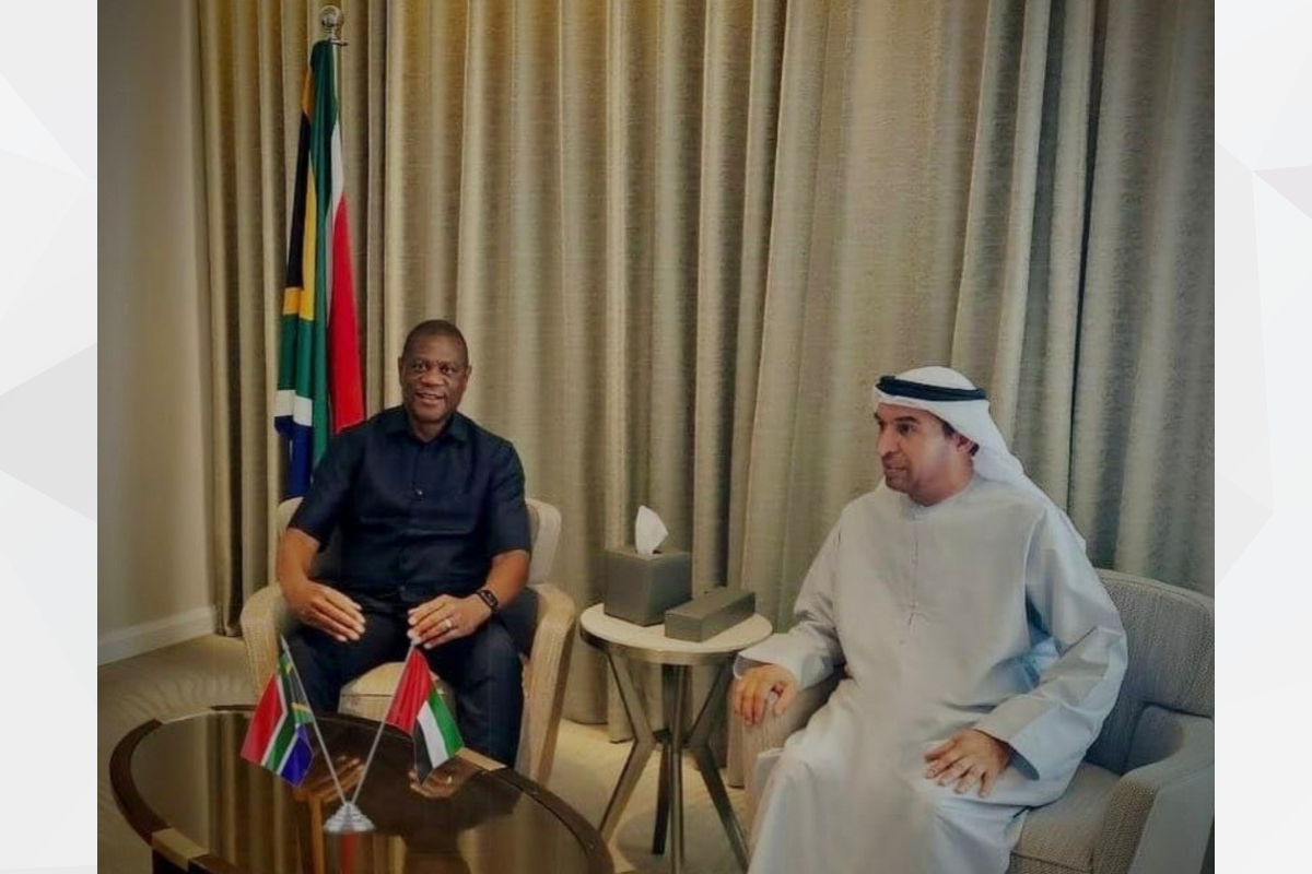 يقوم معالي / بول ماشاتيل ، نائب رئيس جمهورية جنوب افريقيا بزيارة عمل إلى دولة الامارات العربية المتحدة خلال الفترة 22-25 ابريل 2024 يرافقه فريق عمل رفيع المستوى وكان في استقباله سعادة / محش سعيد الهاملي سفير الدولة لدى جنوب افريقيا .