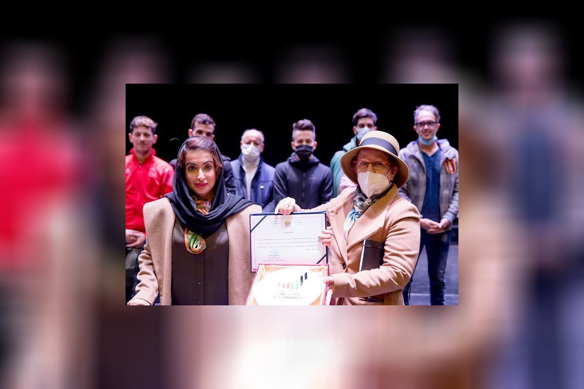قامت القائم بالأعمال بالإنابة موزة الحوسني بزيارة دار أوبرا الجزائر بوعلام بسايح، والتقت طاقم الأوبرا من فنانين وتقنيين وإداريين، الذين ساهموا في إنجاح حفل عيد الاتحاد الخمسين والذي نظمته سفارة الدولة بالجزائر، بالتعاون مع وزارة الثقافة والفنون الجزائرية، وبمشاركة فرقة علي بن نعمان الكعبي الإماراتية، لإبراز لوح فنية وثقافية من كل البلدين الشقيقين بهذه المناسبة.