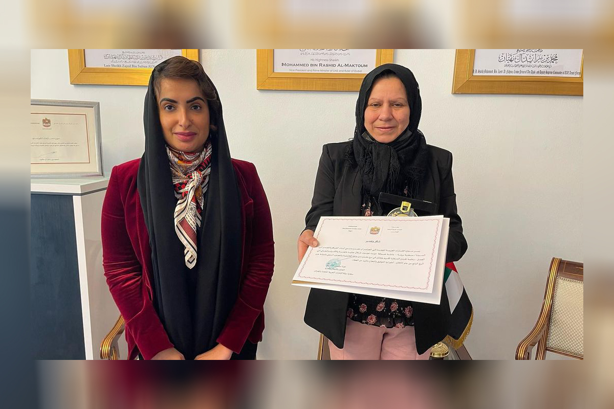 كرمت القائم بالأعمال بالإنابة موزة الحوسني السيدة سعدية برينة، موظفة الضيافة بالسفارة، بدرع الموظف المثالي عن الربع الرابع لعام 2021، وذلك تقديرًا لأدائها المتميز خلال الفترة الماضية.