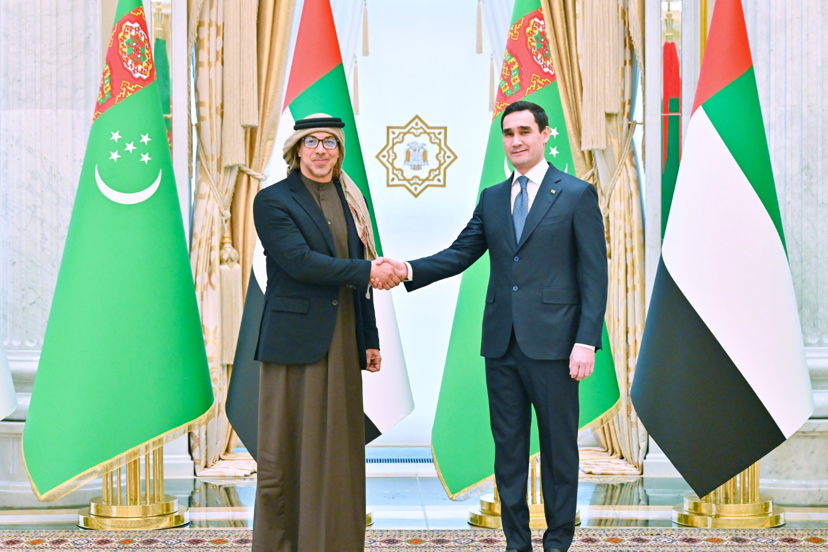 التقى سمو الشيخ منصور بن زايد ال نهيان نائب رئيس مجلس الوزراء وزير ديوان الرئاسة بفخامة سردار بردي محمدوف رئيس تركمانستان وذلك بمدينة عشق اباد، وخلال اللقاء نقل سموه الى فخامته تحيات صاحب السمو الشيخ محمد بن زايد ال نهيان رئيس دولة الامارات 