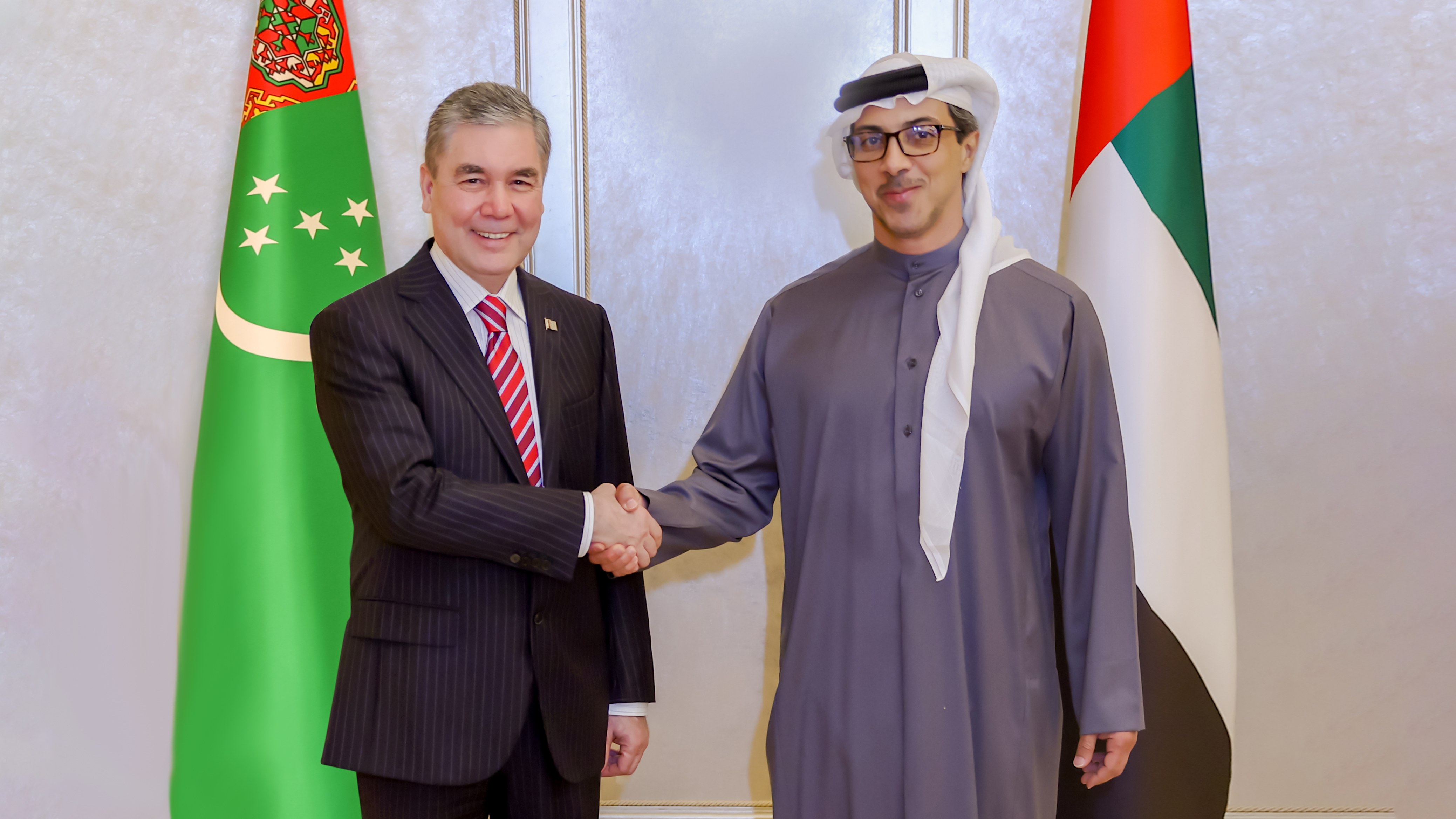 التقى صاحب الفخامة قربان قولي بيردي محمدوف رئيس المجلس الأعلى بتركمانستان المرشد الأعلى للأمة التركمانية خلال زيارته الرسمية لدولة الامارات بسمو الشيخ منصور بن زايد آل نهيان نائب رئيس مجلس الوزراء وزير ديوان الرئاسة وأقام سموه مأدبة عشاء على شرف استقباله، حيث بحث الجانبان فرص الاستثمار بين البلدين.