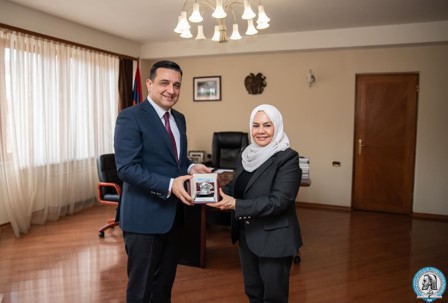 Ն․Գ․ դեսպան դր․ Նարիման Ալ-Մուլլան այցելել է Երևանի պետական բժշկական համալսարան և հանդիպել համալսարանի ռեկտոր, դոկտոր Արմեն Մուրադյանի և բուհ-ի ֆակուլտետների դեկանների հետ՝ քննարկելու բժշկական կրթության և գիտական հետազոտությունների բնագավառում էմիրաթական առաջատար հաստատությունների հետ համագործակցության հնարավորությունները։
