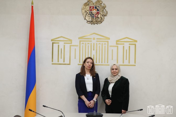 ՀՀ-ում ԱՄԷ դեսպան Ն․Գ․ դր․ Նարիման Ալ-Մուլլան հանդիպել է ՀՀ Ազգային ժողովի պատգամավոր, Պաշտպանության եւ անվտանգության հարցերի մշտական հանձնաժողովի անդամ տկն․ Քրիստինե Պողոսյանին՝ քննարկելու երկու բարեկամ երկրների միջև համագործակցության հնարավորություններն ընդհանուր հետաքրքրություն ներկայացնող տարբեր ոլորտներում
