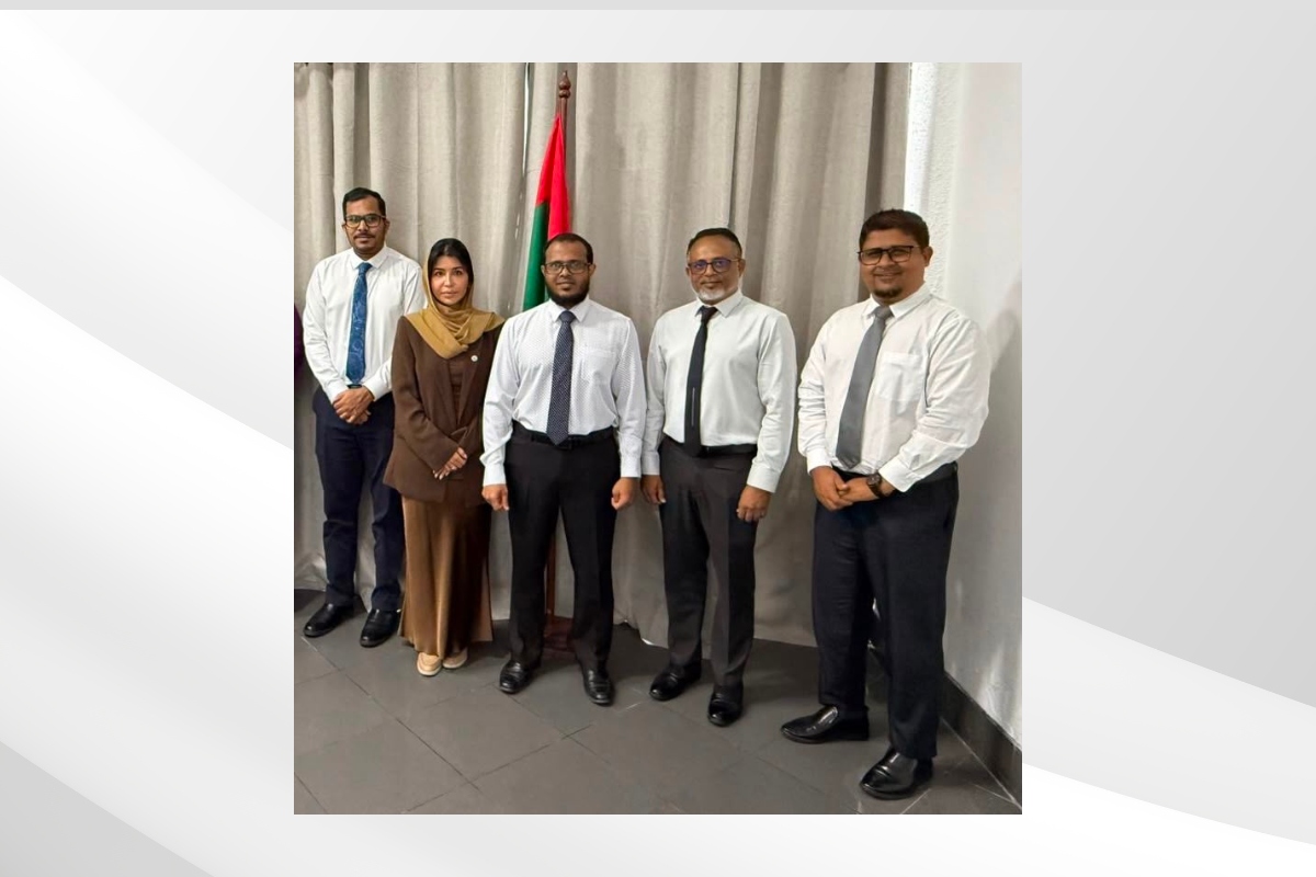 اجتمعت هبة الجنيبي، القائم بالأعمال بالإنابة  في سفارة دولة الإمارات العربية المتحدة لدى جمهورية المالديف، مع معالي علي شريف، وزير التغير المناخي والبيئة والطاقة المالديفي.