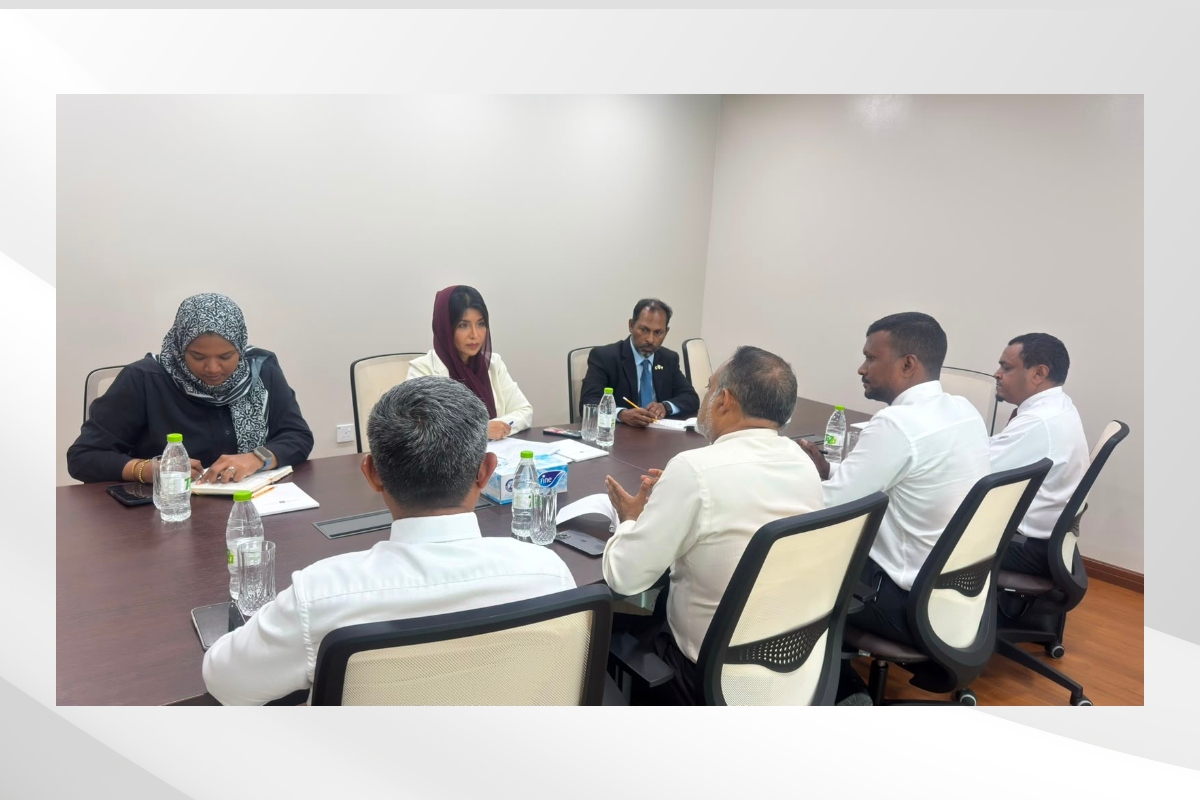 عقدت القائم بالأعمال بالإنابة هبة الجنيبي بسفارة دولة الإمارات العربية المتحدة لدى جمهورية المالديف، اجتماعاً مع وفد برئاسة معالي محمد فائز، وزير الدولة لدى وزارة التغير المناخي والبيئة والطاقة بجمهورية المالديف في مقر البعثة.