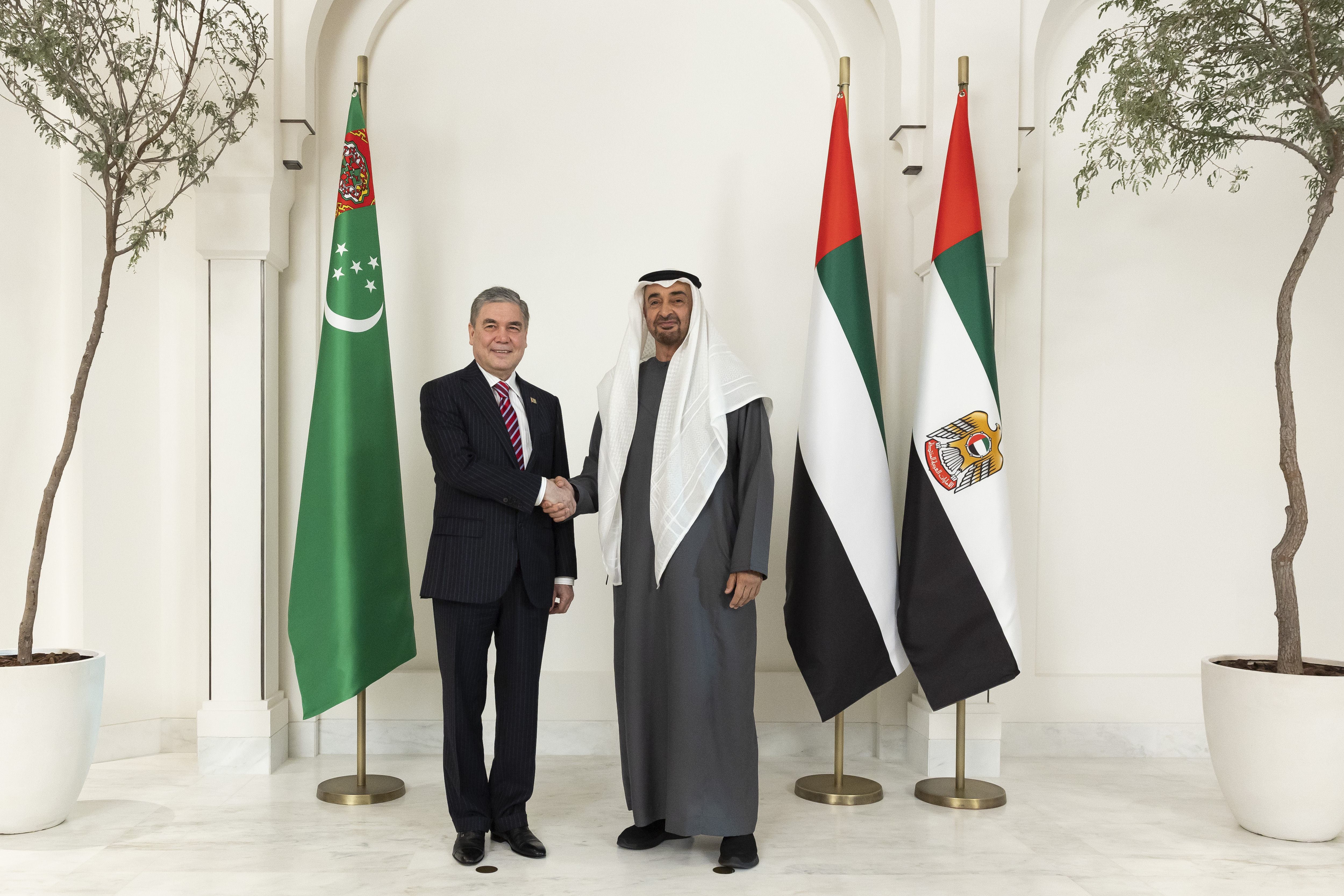 التقى صاحب الفخامة قربان قولي بيردي محمدوف رئيس المجلس الأعلى بتركمانستان المرشد الأعلى للأمة التركمانية خلال زيارته الرسمية لدولة الامارات بصاحب السمو الشيخ محمد بن زايد ال نهيان رئيس دولة الامارات 