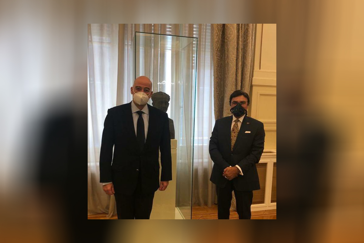 التقى سعادة سليمان المزروعي سفير دولة الإمارات لدى اليونان، مع معالي نيكوس ديندياس وزير الخارجية اليوناني في 27 يناير 2021. وجرى خلال اللقاء تبادل وجهات النظر حول سبل تطوير العلاقات الثنائية، وتعزيز التعاون بين البلدين في مختلف المجالات ذات الاهتمام المشترك