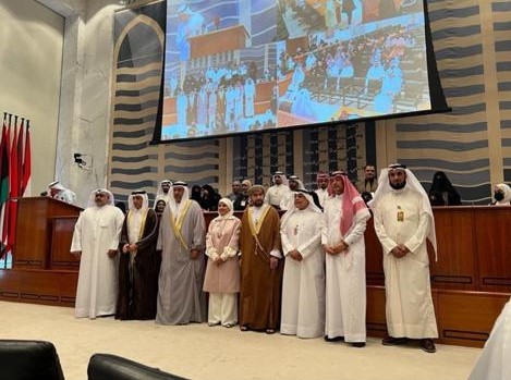  شارك سعادة السفير د. مطر حامد النيادي الاحتفال الذي أقيم بمسرح الصندوق العربي للإنماء والاجتماعي بأعلان نتائج جائزة الشيخة حصة سالم الصباح للريادة التربوية تحت رعاية وحضورالشيخة حصة الصباح رئيسة مشروع الوطني التنموي (أتمنى ) 