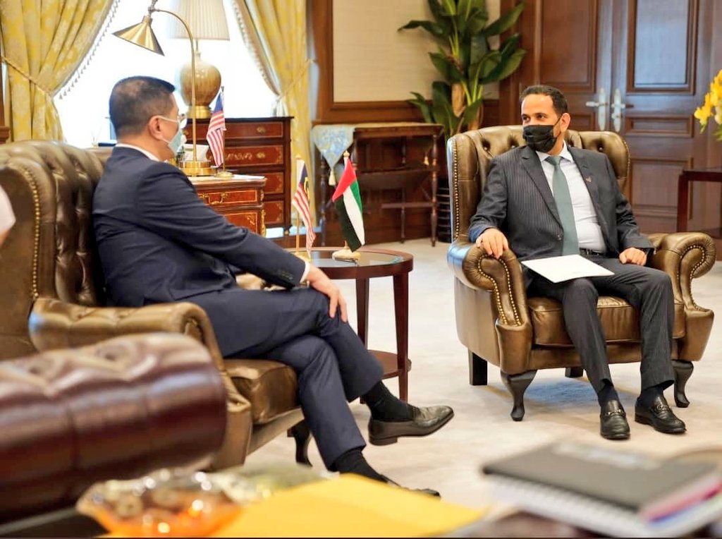 سفير الدولة لدى ماليزيا سعادة خالد غانم الغيث يلتقي بوزير الصناعة والتجارة الدولية الماليزي معالي محمد عزمين علي بمقر الوزارة حيث تم بحث سبل تعزيز العلاقات الثنائية