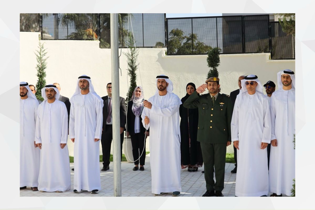 احتفلت سفارة الدولة في عمّان بمناسبة يوم العلم، تزامناً مع احتفالات دولة الإمارات بهذه المناسبة الغالية، التي تقام في 3 نوفمبر من كل عام، لتعكس ثقافة احترام العلم، بصفته رمزاً لسيادة الدولة ووحدتها.
