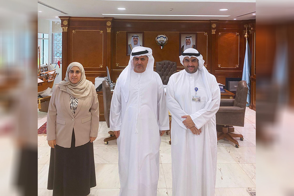 استقبل معالي عبدالوهاب محمد الرشيد وزير المالية ووزير الدولة للشؤون الاقتصادية والاستثمار سعادة د. مطر حامدالنيادي سفير الدولة لدى دولة الكويت الشقيقة وتم خلال اللقاء، استعراض العلاقات القائمة بين البلدين الشقيقين، وبحث عدد من الموضوعات ذات الاهتمام المشترك،. حضر اللقاء سعادة أسيل المنيفي وكيل وزارة المالية بالانابة 