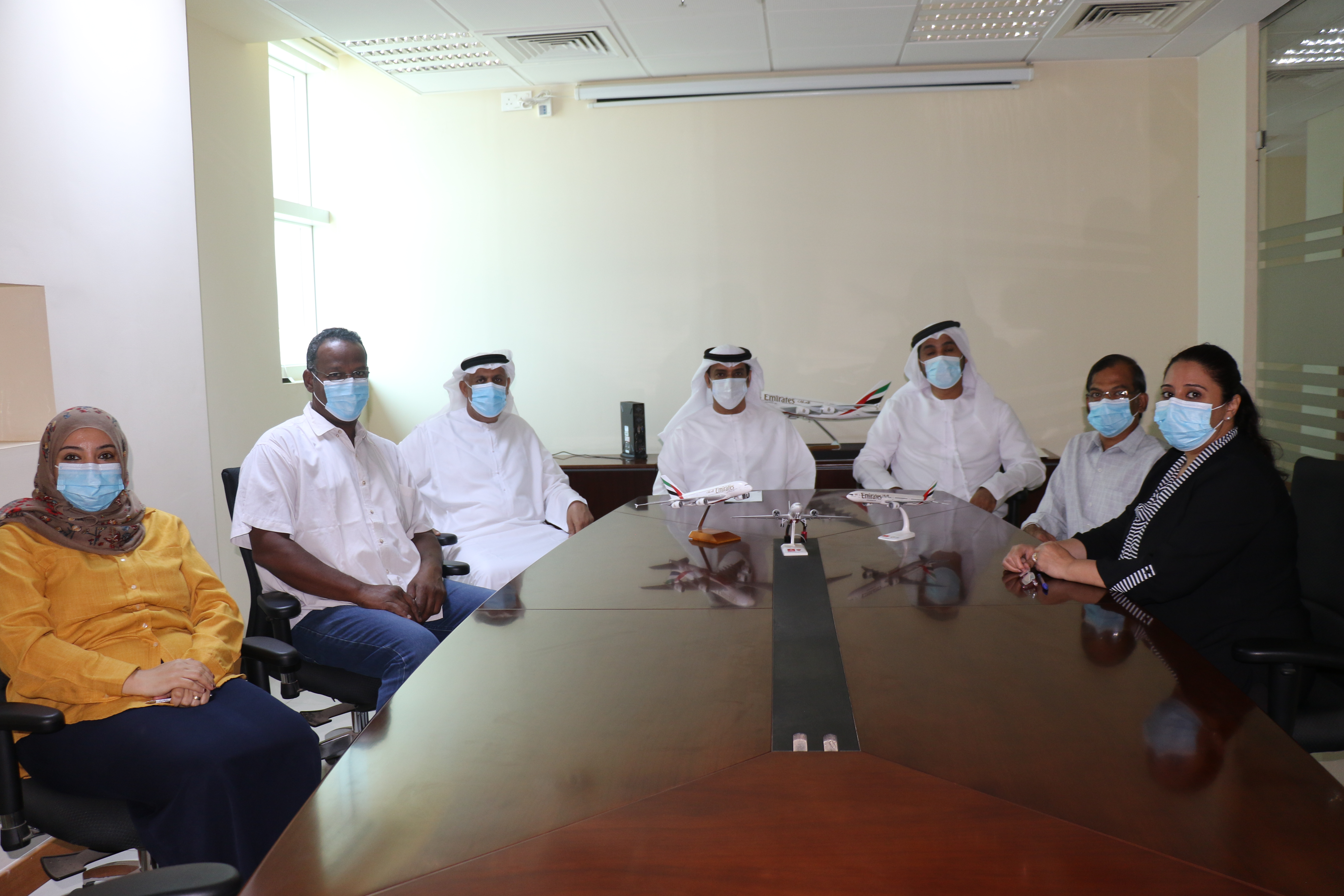 زار سعادة حمد محمد حميد الجنيبي سفير الدولة لدى السودان مكتب طيران الإمارات في الخرطوم وكان في إستقباله السيد خلفان السلامي المدير الإقليمي للشركة وإستمع إلى خطط سير العمل بالشركة والجهود التي تقدمها في السودان.

وأشاد السفير حمد الجنيبي بطيران الإمارات التي قدمت قصة نجاح مميزة أسهمت في توطيد العلاقات الإماراتية السودانية مشيراً إلى أنها نجحت في القيام بأدوار كبيرة بنقلها للمساعدات الطبية للحد من إنتشار فيروس كورونا إلى جميع دول العالم في ظل توقف معظم شركات الطيران.