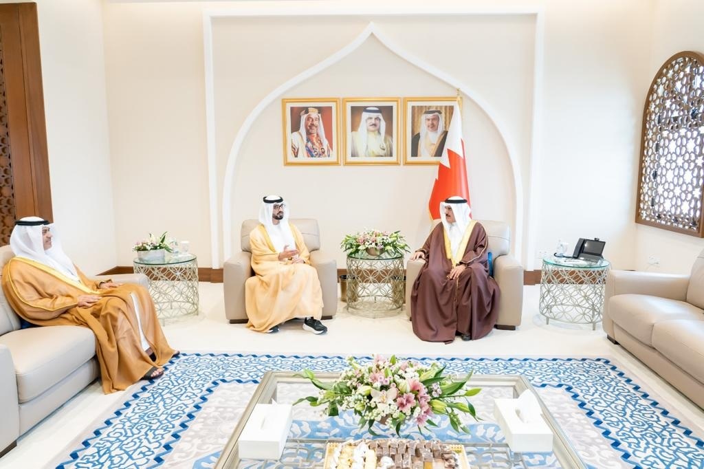التقى سعادة الشيخ سلطان بن حمدان بن زايد آل نهيان سفير دولة الإمارات العربية المتحدة لدى مملكة البحرين الشقيقة، يوم الخميس الموافق 18/5/2023، معالي السيد أحمد بن سلمان المسلم رئيس مجلس النواب البحريني الذي أكد الحرص البرلماني المشترك لمجلس النواب البحريني، والمجلس الوطني الاتحادي في مواصلة تطوير العلاقات ومجالات التعاون، والمصالح المشتركة بين البلدين والشعبين الشقيقين.