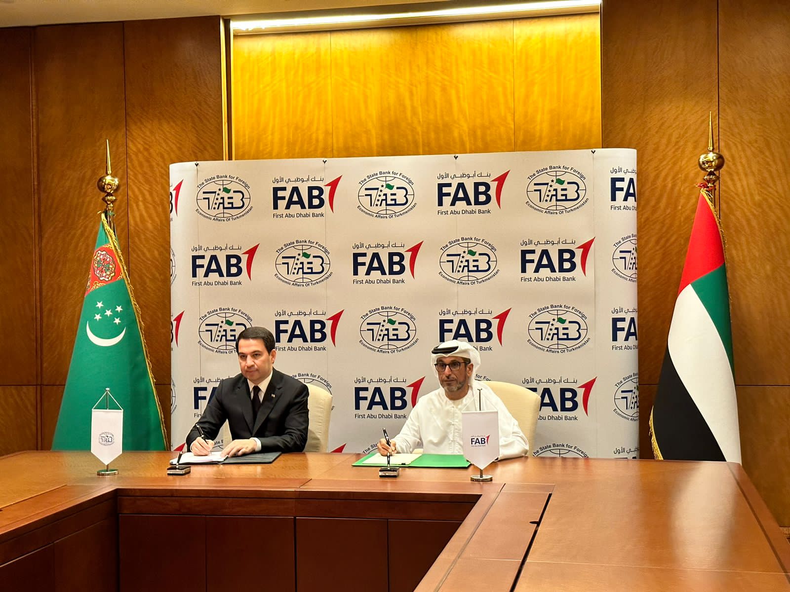 وقع سعادة محمد سيف السويدي عضو مجلس إدارة بنك أبو ظبي الأول ومعالي رحيم بردي جيباروف رئيس بنك الدولة للشؤون الاقتصادية الخارجية في تركمنستان اتفاقية الشروط والأحكام الخاصة بفتح حساب معاون بالدرهم الإماراتي بين البنكين وذلك على هامش الزيارة الرسمية لصاحب الفخامة قربان قولي بيردي محمدوف رئيس المجلس الاعلى بتركمانستان المرشد الاعلى للامة التركمانية الى دولة الامارات.