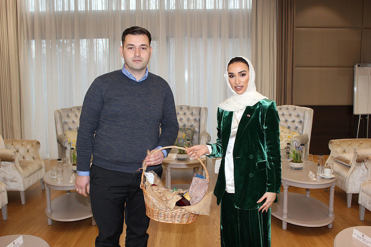 În cadrul întâlnirii, cele două părți au discutat modalități de atragere a fluxurilor de investiții din Emiratele Arabe Unite în România, precum și din România, în Emiratele Arabe Unite. 