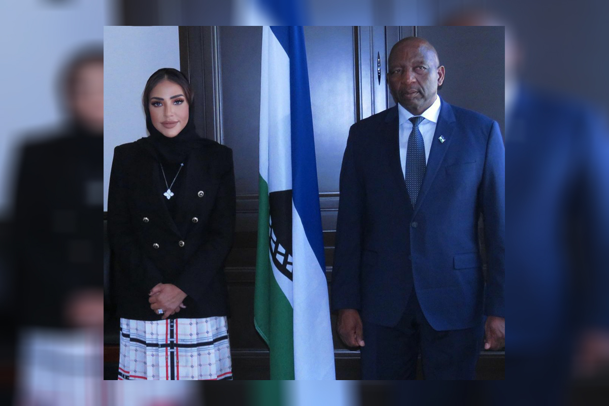 ألتقت الآنسة / فاطمة السويدي، القائم بالأعمال بالإنابة مع معالي صموئيل ماتيكاني، رئيس وزراء مملكة ليسوتو في العاصمة ماسيرو وهنئته بالمنصب الجديد متمنيه له التوفيق والازدهار في أدار مهام عمله الجديد 