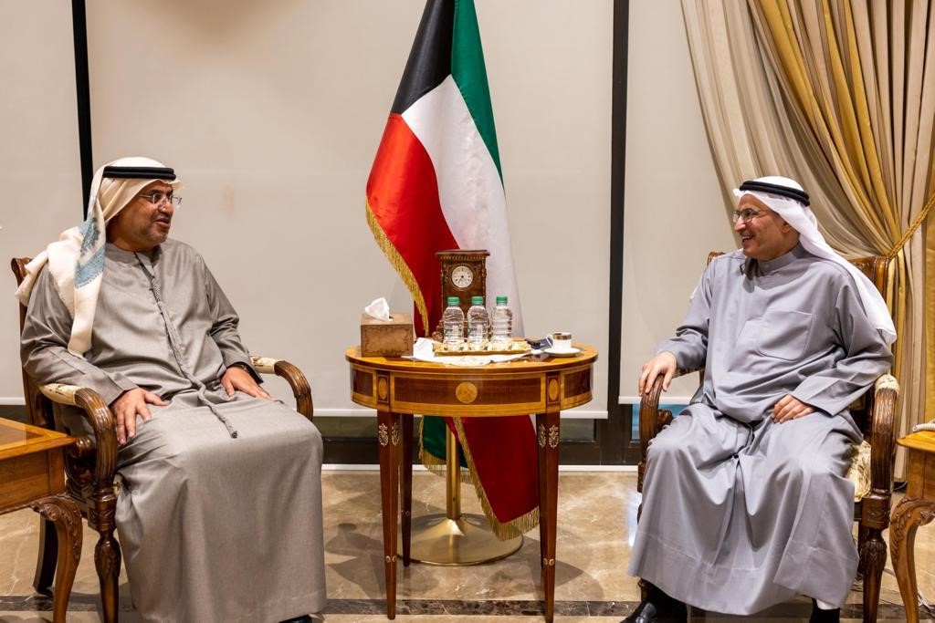 استقبل سعادة السفير منصور عياد العتيبي، نائب وزير الخارجية سعادة الدكتور مطر حامد النيادي سفير الدولة لدى دولة الكويت الشقيقة بمقر وزارة الخارجية وتم في اللقاء بحث المسائل ذات الاهتمام المشترك بين البلدين الشقيقين.
