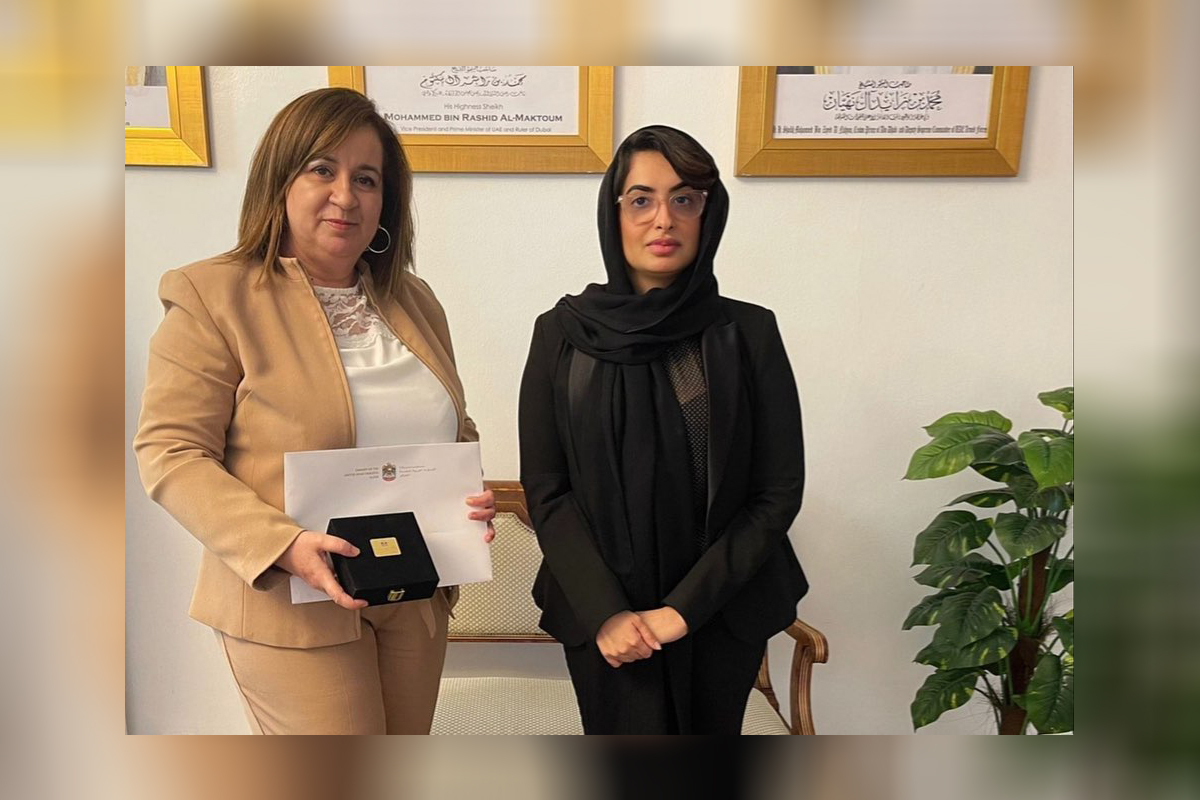 قامت القائم بالاعمال بالانابة موزة الحوسني بتكريم عدداً من موظفي سفارة دولة الامارات بالجزائر بدرع الموظف المثالي للربع الاول والثاني والثالث من عام 2021.