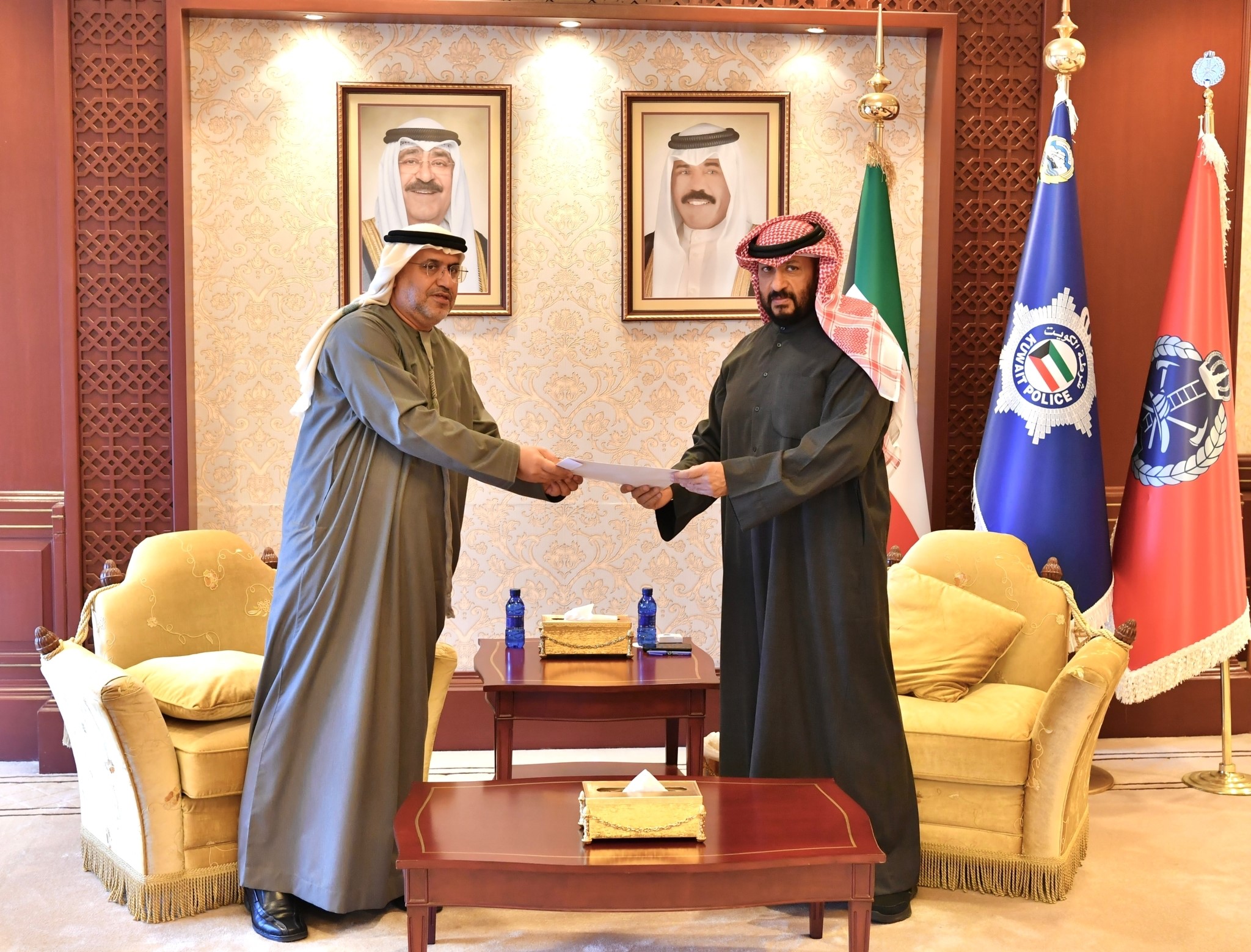 معالي الشيخ طلال خالد الأحمد الصباح النائب الأول لرئيس مجلس الوزراء ووزير الداخلية ووزير الدفاع بالإنابة بدولة الكويت الشقيقة يستقبل سعادة الدكتور مطر حامد النيادي سفير الدولة لدى دولة الكويت الذي قام بتسليمة دعوة من صاحب السمو الشيخ محمد بن راشد آل مكتوم نائب رئيس الدولة رئيس مجلس الوزراء حاكم دبي وزير الدفاع – رعاه الله