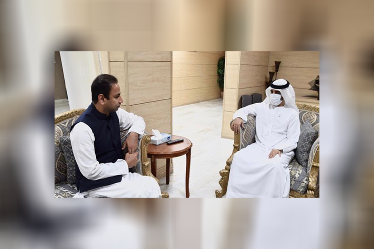 قدم سعادة ناصر هويدن الكتبي قنصل عام الدولة لدى جدة واجب العزاء الى القنصلية العامة لجمهورية باكستان الإسلامية بجدة في وفاة الرئيس السابق لجمهورية باكستان السيد/ ممنون حسين 