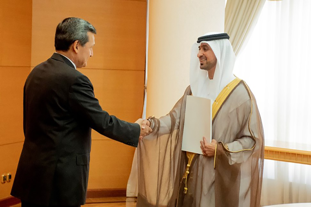 The Minister of Foreign Affairs of Turkmenistan Rashid Meredov met with Ambassador Extraordinary and Plenipotentiary of the United Arab Emirates Ahmed Alhay Al Hameli.
