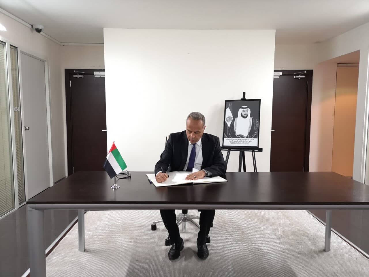 قدم سعادة/ والترمالي ، قنصل عام جمهورية مالطا، واجب العزاء في وفاة المغفورله بإذن الله تعالى سمو الشيخ  خليفة بن زايد آل نهيان 