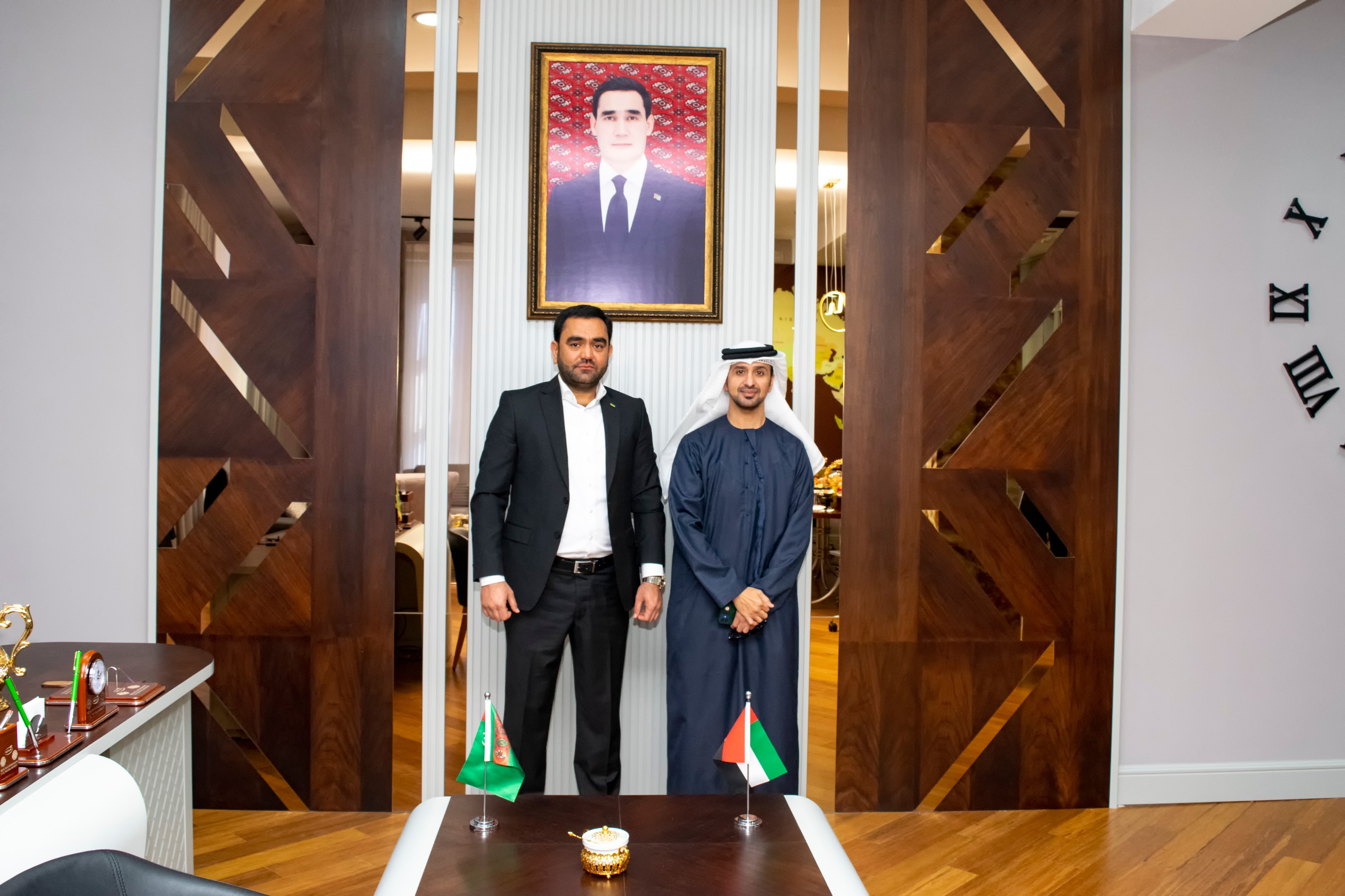 في إطار التعاون وتعزيز العلاقات بين الامارات و تركمانستان في مجال الأمن الغذائي قام سعادة أحمد الهاملي سفير دولة الإمارات لدى تركمانستان بزيارة مؤسسة (Owadan Ulke) لإنتاج للمواد الغذائية وتفقد مرافق المؤسسة التي تقع بالقرب من العاصمة عشق آباد